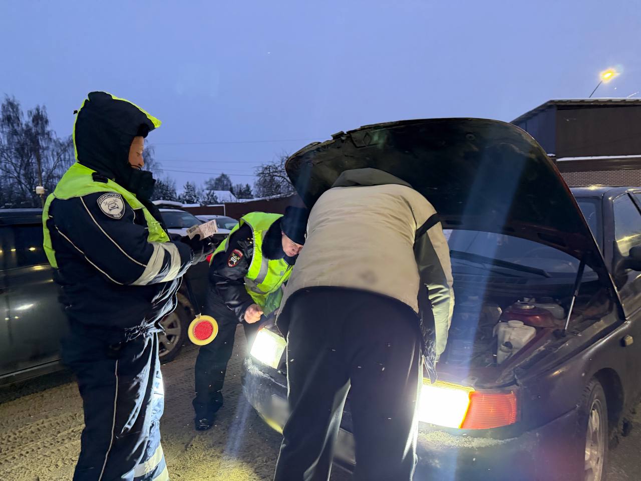 Ослепляющая опасность: костромские автоинспекторы выявляют водителей с установленными световыми приборами, не соответствующими требованиям Автоинспекторы провели профилактическое мероприятие на оживленных улицах города... Ослепляющая опасность: костромские автоинспекторы выявляют водителей с установленными световыми приборами, не соответствующими требованиям Автоинспекторы провели профилактическое мероприятие на оживленных улицах города...