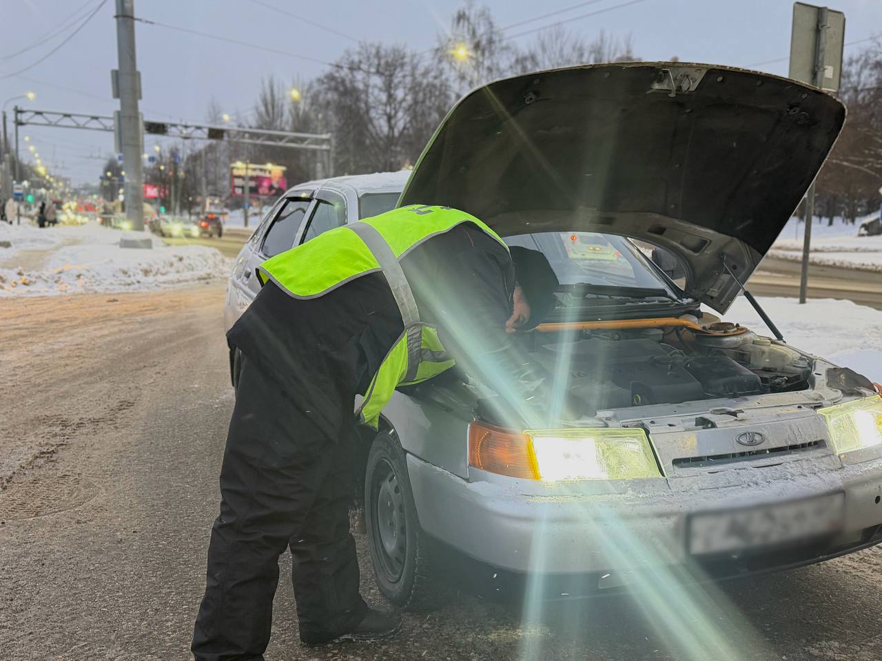 Ослепляющая опасность: костромские автоинспекторы выявляют водителей с установленными световыми приборами, не соответствующими требованиям Автоинспекторы провели профилактическое мероприятие на оживленных улицах города... Ослепляющая опасность: костромские автоинспекторы выявляют водителей с установленными световыми приборами, не соответствующими требованиям Автоинспекторы провели профилактическое мероприятие на оживленных улицах города...