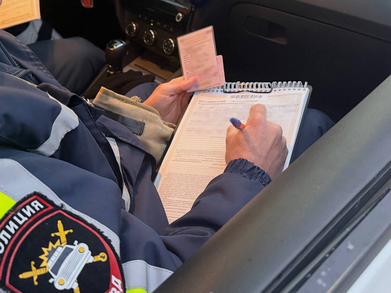 Ослепляющая опасность: костромские автоинспекторы выявляют водителей с установленными световыми приборами, не соответствующими требованиям Автоинспекторы провели профилактическое мероприятие на оживленных улицах города... Ослепляющая опасность: костромские автоинспекторы выявляют водителей с установленными световыми приборами, не соответствующими требованиям Автоинспекторы провели профилактическое мероприятие на оживленных улицах города...