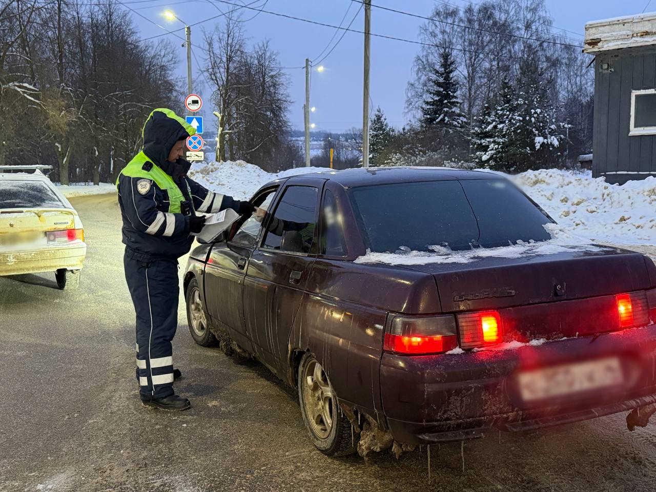 Ослепляющая опасность: костромские автоинспекторы выявляют водителей с установленными световыми приборами, не соответствующими требованиям Автоинспекторы провели профилактическое мероприятие на оживленных улицах города... Ослепляющая опасность: костромские автоинспекторы выявляют водителей с установленными световыми приборами, не соответствующими требованиям Автоинспекторы провели профилактическое мероприятие на оживленных улицах города...