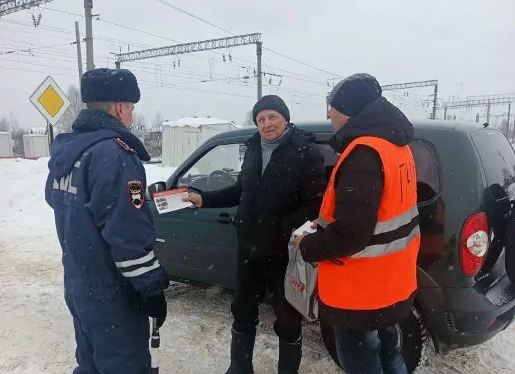 Железнодорожный переезд: знай правила — сохранишь жизнь На 653 км Северной железной дороги мантуровские автоинспекторы совместно с представителями структурного подразделения Северной дирекции инфраструктуры «Шарьинская...