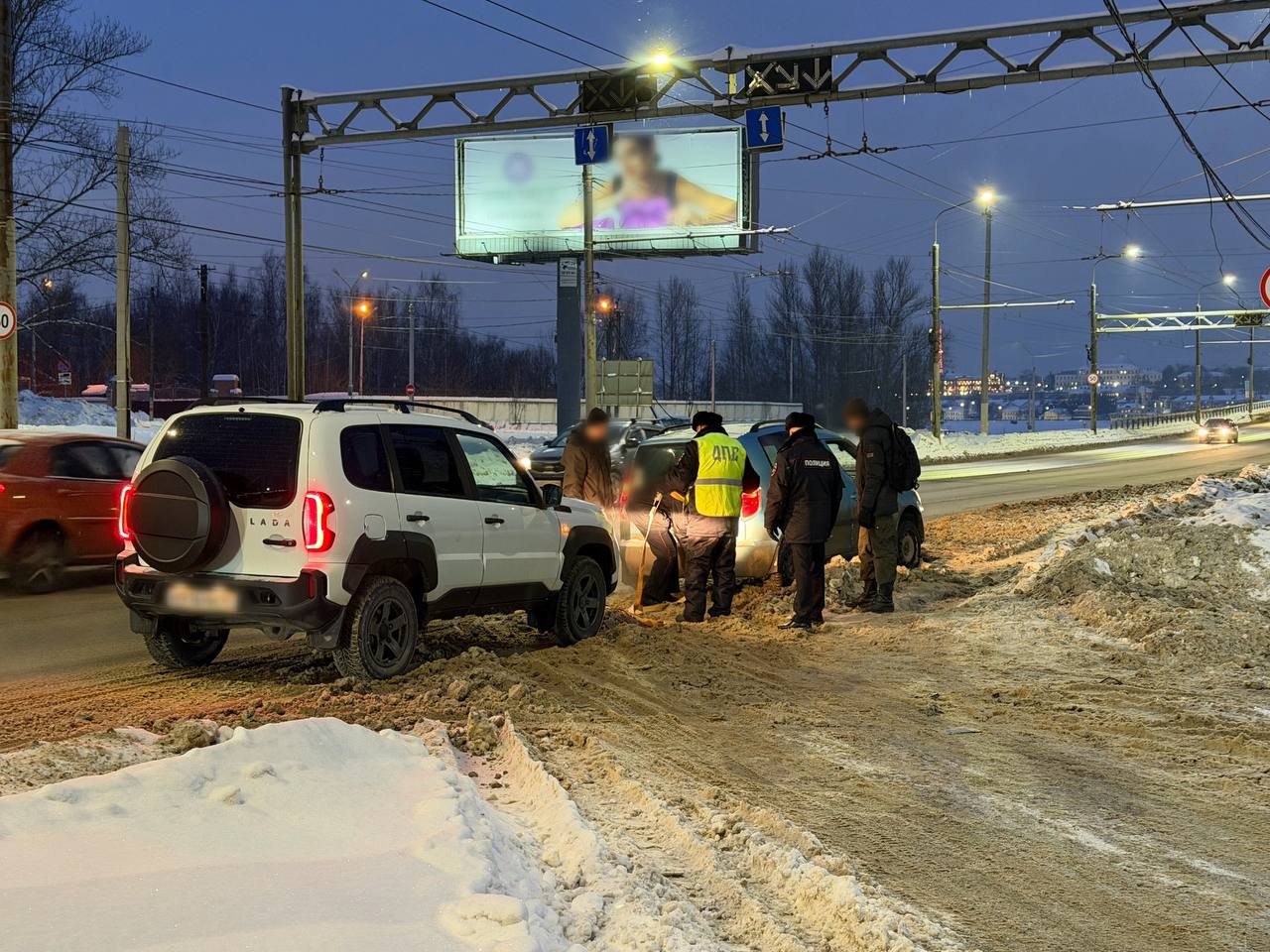 В Костроме автоинспекторы оказали помощь застрявшему на дороге водителю