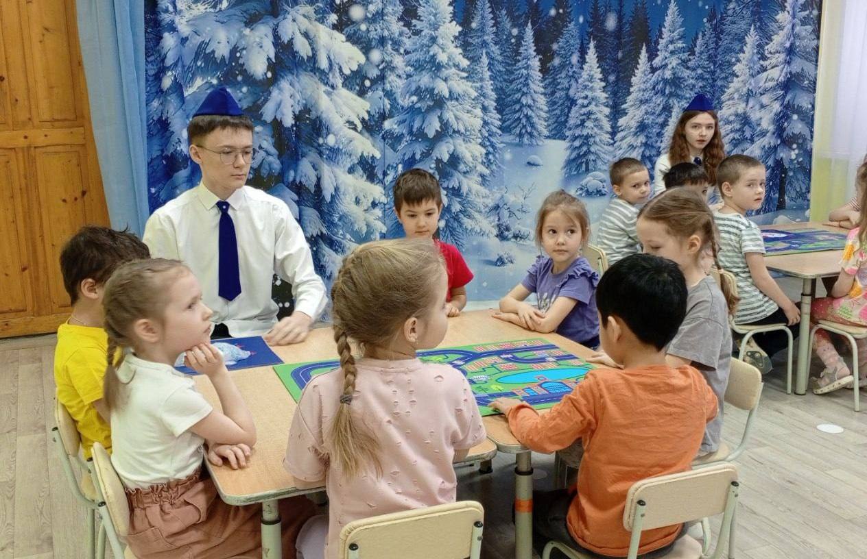 Сотрудники областного управления Госавтоинспекции организовали занятия по дорожной безопасности для дошкольников Сотрудники областного управления Госавтоинспекции организовали занятия по дорожной безопасности для дошкольников