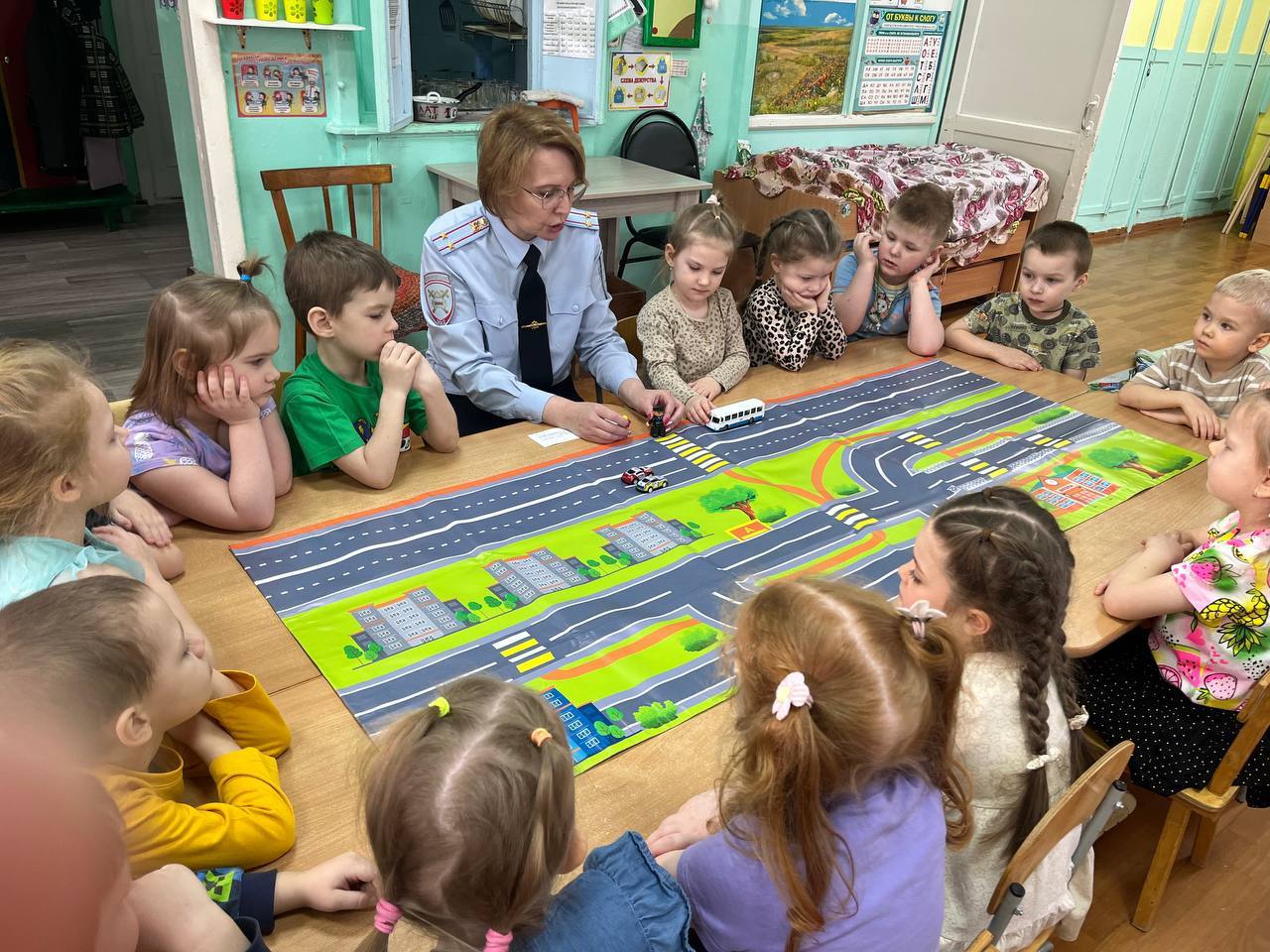Сотрудники областного управления Госавтоинспекции организовали занятия по дорожной безопасности для дошкольников Сотрудники областного управления Госавтоинспекции организовали занятия по дорожной безопасности для дошкольников