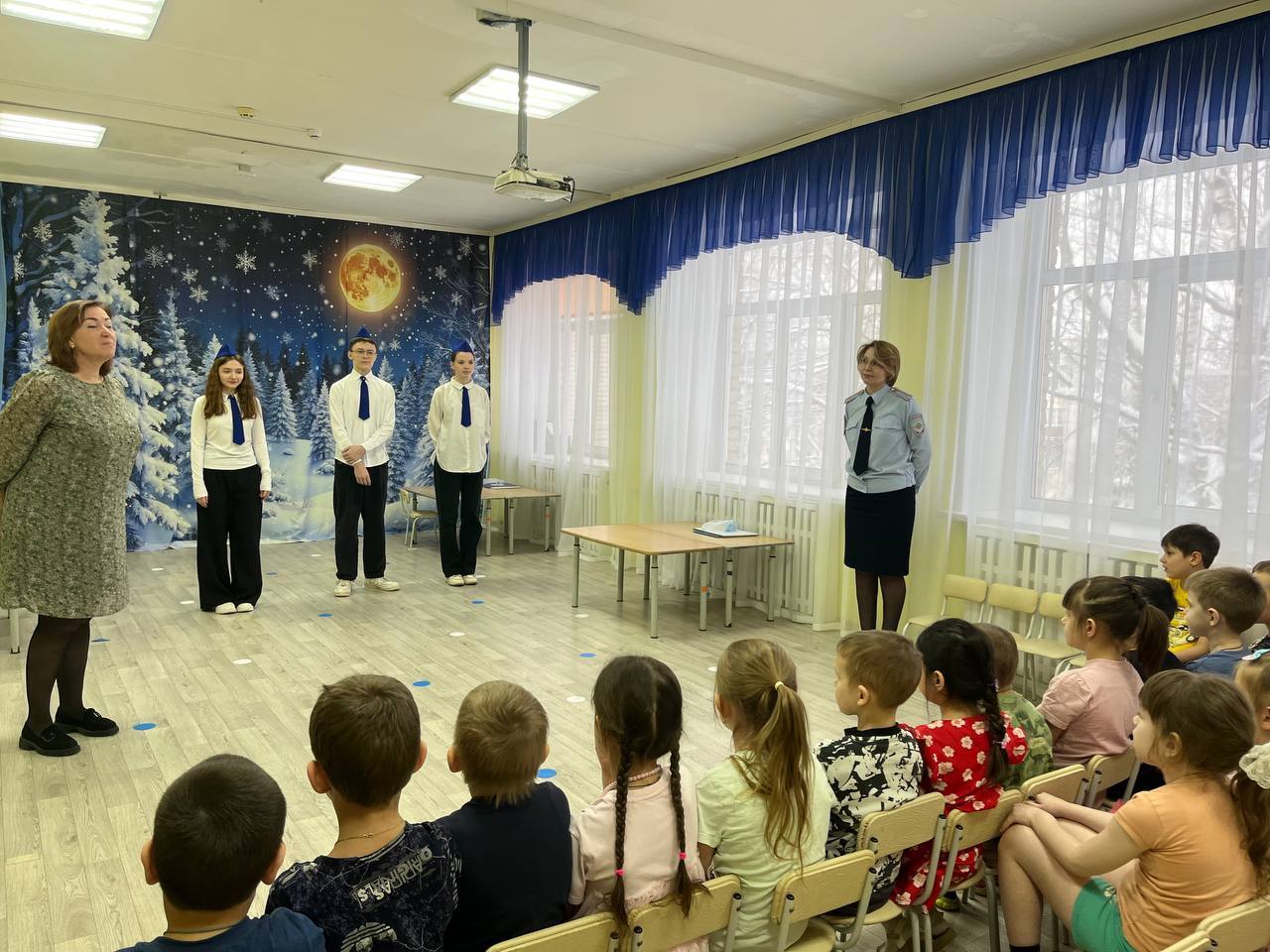 Сотрудники областного управления Госавтоинспекции организовали занятия по дорожной безопасности для дошкольников Сотрудники областного управления Госавтоинспекции организовали занятия по дорожной безопасности для дошкольников