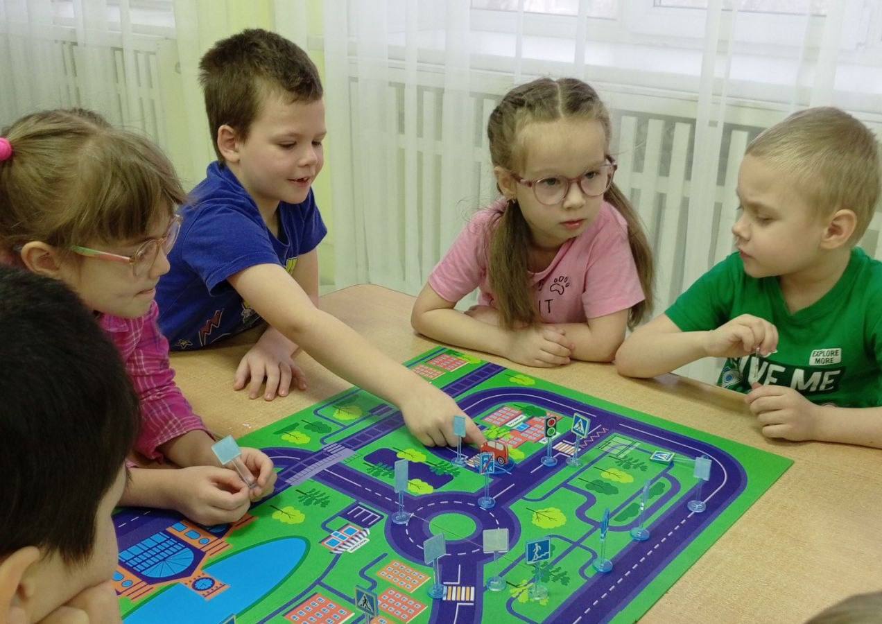 Сотрудники областного управления Госавтоинспекции организовали занятия по дорожной безопасности для дошкольников Сотрудники областного управления Госавтоинспекции организовали занятия по дорожной безопасности для дошкольников