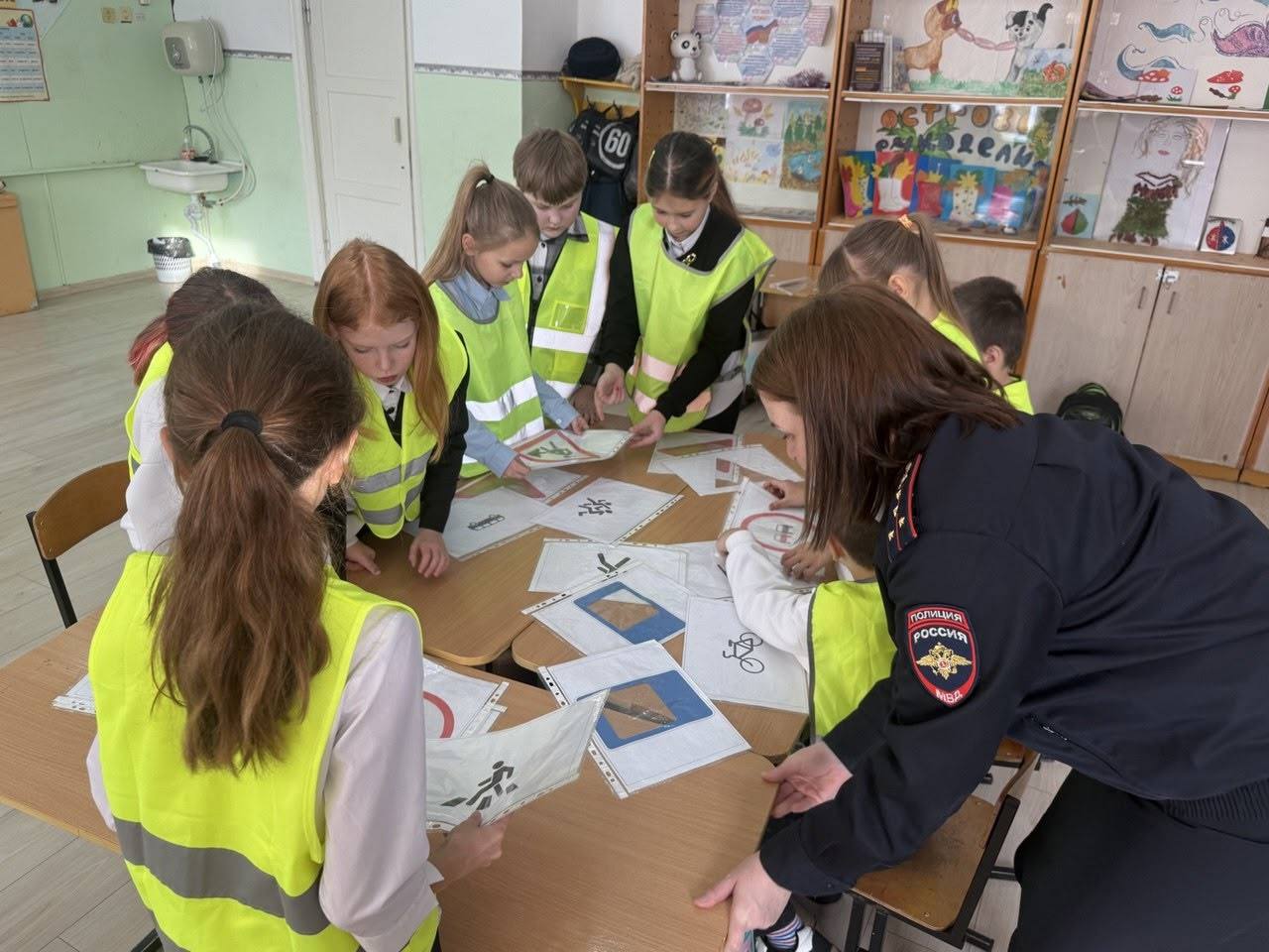 Учащиеся Одоевской школы пополнили ряды ЮИД В Одоевской школе Шарьинского района прошло торжественное посвящение учащихся 3-х классов в юные инспекторы движения Учащиеся Одоевской школы пополнили ряды ЮИД В Одоевской школе Шарьинского района прошло торжественное посвящение учащихся 3-х классов в юные инспекторы движения