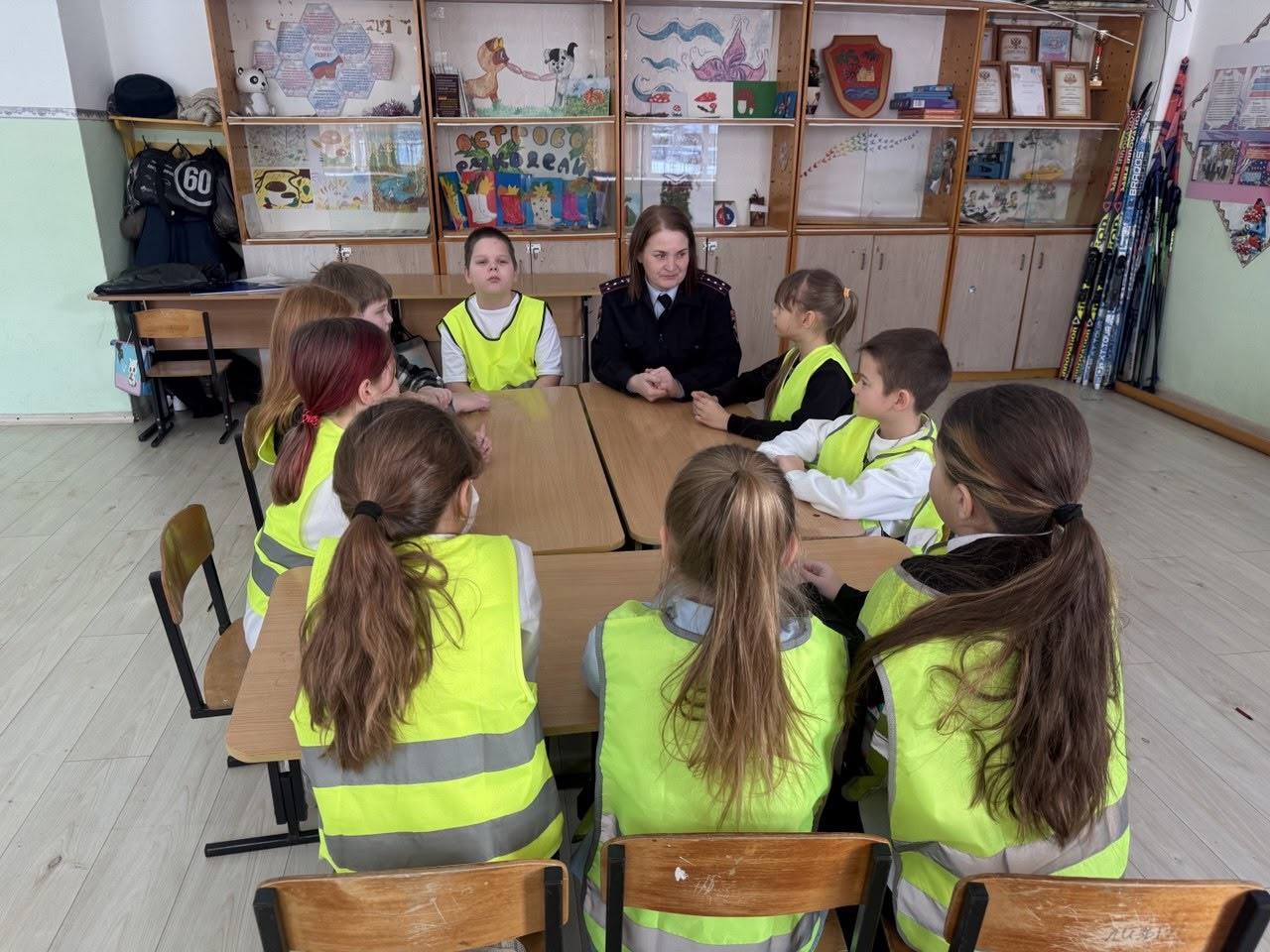 Учащиеся Одоевской школы пополнили ряды ЮИД В Одоевской школе Шарьинского района прошло торжественное посвящение учащихся 3-х классов в юные инспекторы движения Учащиеся Одоевской школы пополнили ряды ЮИД В Одоевской школе Шарьинского района прошло торжественное посвящение учащихся 3-х классов в юные инспекторы движения