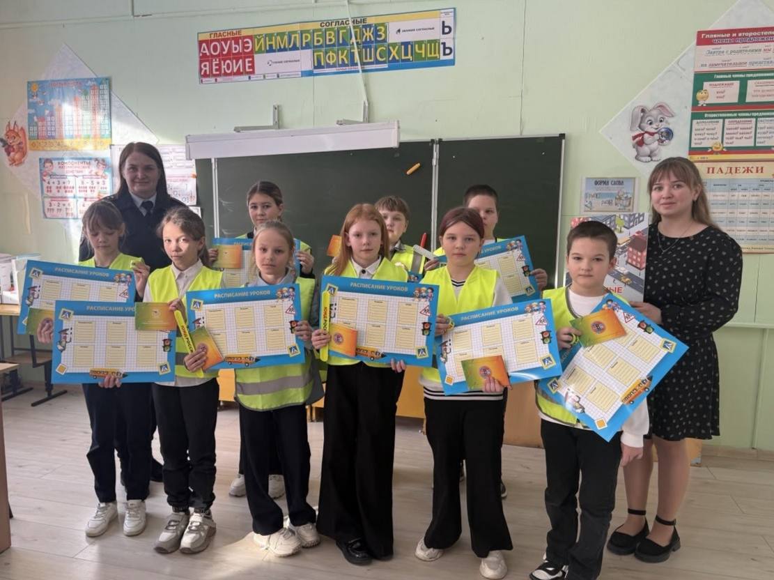 Учащиеся Одоевской школы пополнили ряды ЮИД В Одоевской школе Шарьинского района прошло торжественное посвящение учащихся 3-х классов в юные инспекторы движения