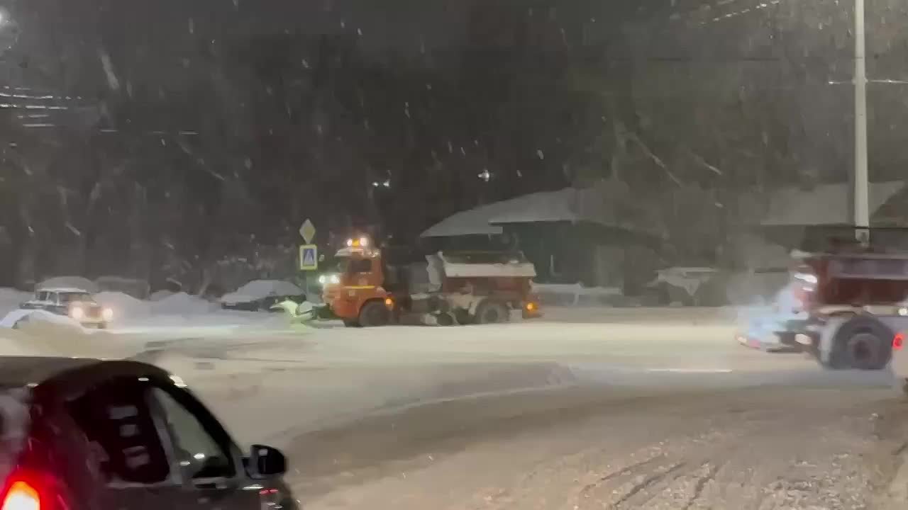 Алексей Смирнов: Дорожники в усиленном режиме устраняют последствия ночного снегопада