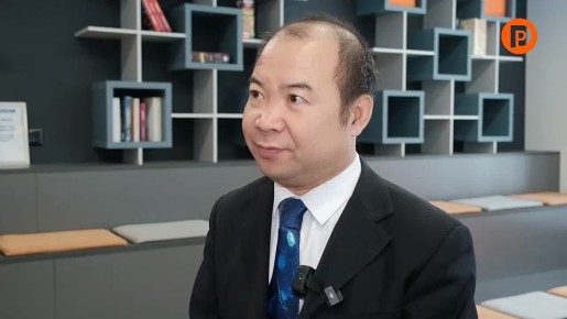 Живут в общежитии, обедают в столовой, на лекции ходят с переводчиком