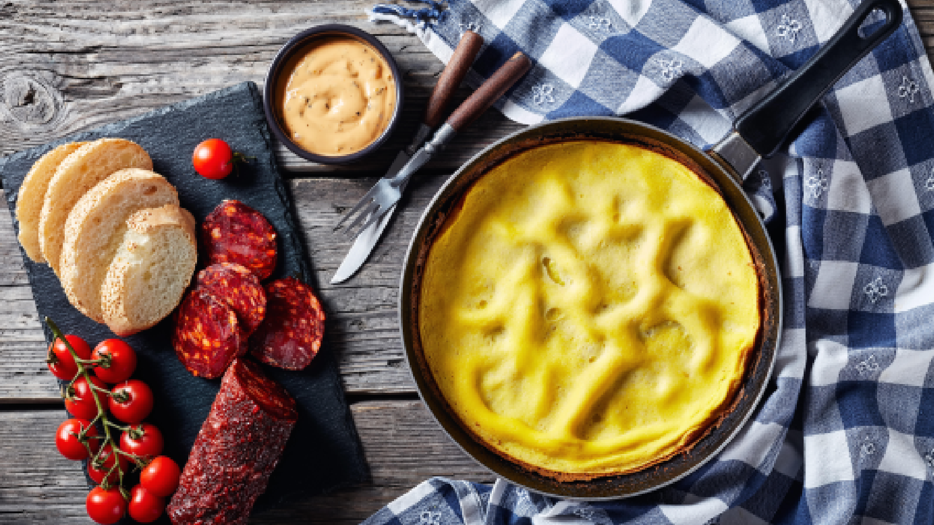 Домашние сметут со стола этот завтрак: добавьте в привычный омлет лишь один продукт