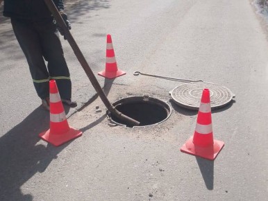 Почему не стоит смывать подгузники и влажные салфетки: последствия для канализации