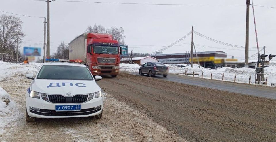 Автоинспекторы Костромы и работники железнодорожной отрасли напомнили водителям о внимательности на ж/д переездах