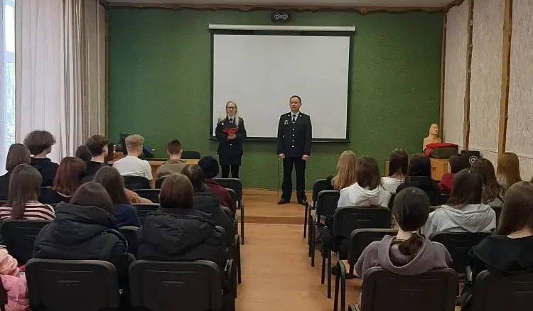 Костромские полицейские знакомят жителей региона с мошенническими схемами по вовлечению дропперов