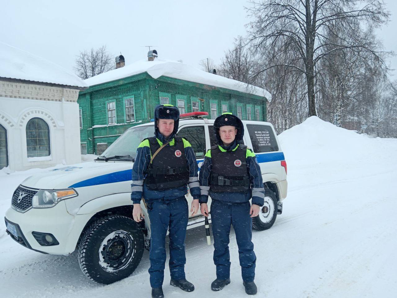 Сотрудники Макарьевской Госавтоинспекции оказали помощь семье на дороге в Костромской области На одной из дорог региона семья из четырех человек, в том числе двое детей, оказалась в сложной ситуации — автомобиль совершил...