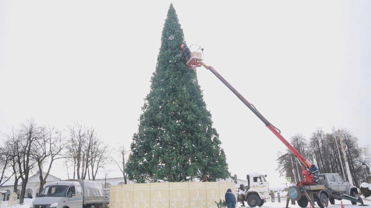 В Костроме приступили к демонтажу главной городской ёлки
