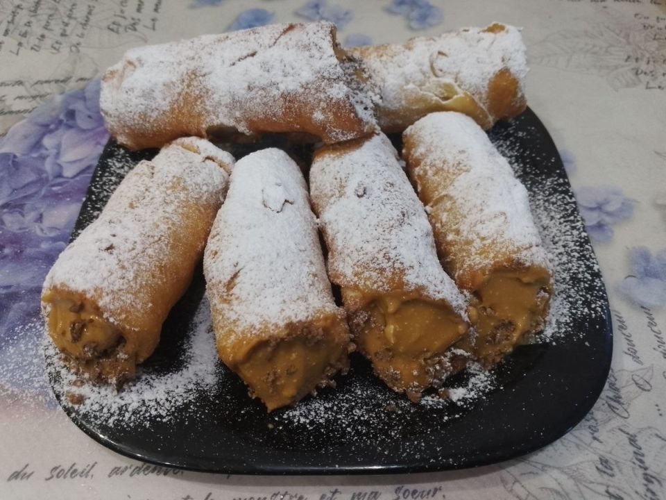 Необычные трубочки с творожной начинкой и вареным сгущенным молоком