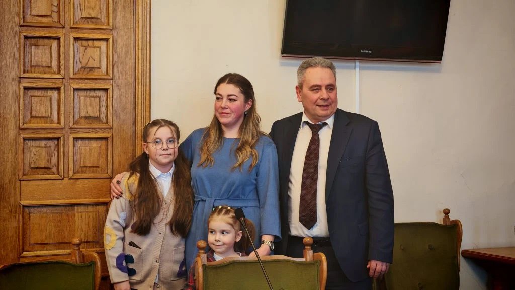 Алексей Смирнов: Сегодня вручил свидетельства на получение жилищных субсидий молодым семьям Алексей Смирнов: Сегодня вручил свидетельства на получение жилищных субсидий молодым семьям