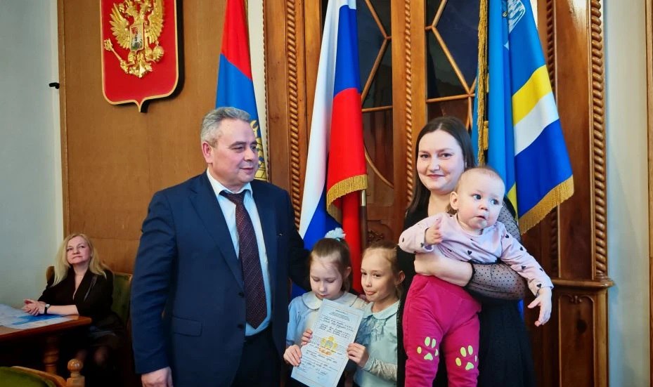 Алексей Смирнов: Сегодня вручил свидетельства на получение жилищных субсидий молодым семьям Алексей Смирнов: Сегодня вручил свидетельства на получение жилищных субсидий молодым семьям