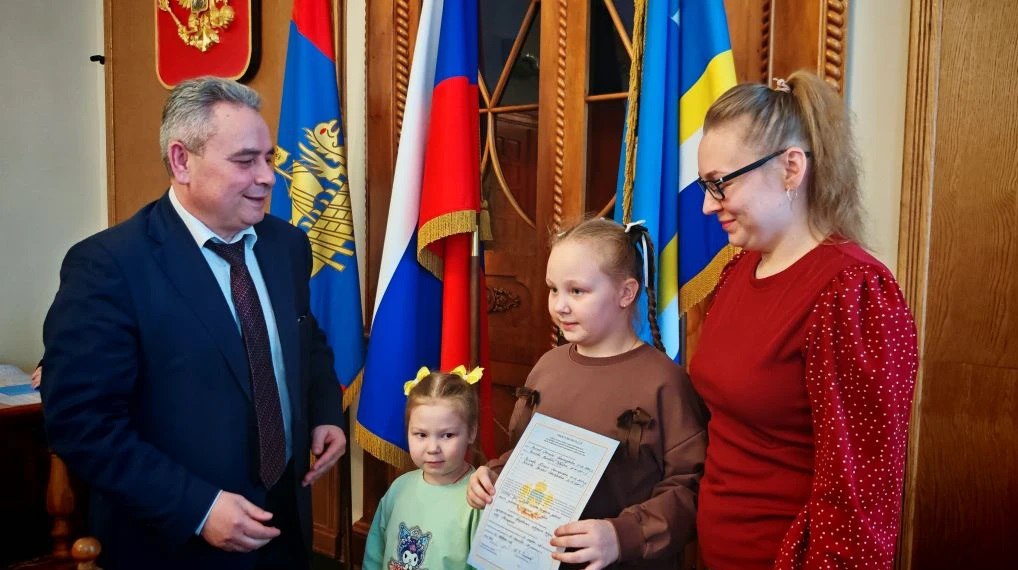 Алексей Смирнов: Сегодня вручил свидетельства на получение жилищных субсидий молодым семьям
