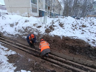 Накануне бригады МУП «Городские сети» устраняли повреждения на квартальных теплосетях на улицах Мясницкой, Калиновской, в микрорайонах Юбилейный и Якиманиха