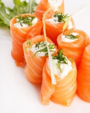 Нежные рулетики из семги с творожной начинкой