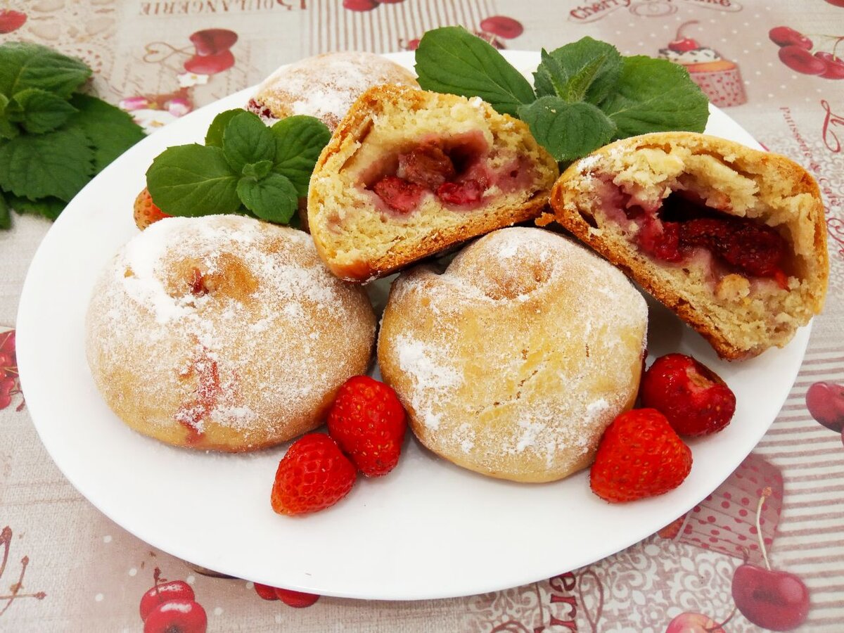 Легкие пирожки с клубникой, которые покорят ваше сердце