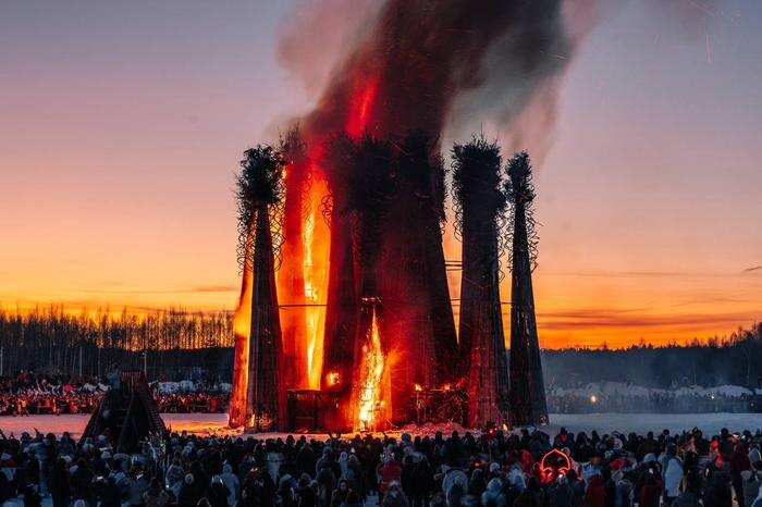 На Масленицу в «Никола-Ленивце» сожгли огромное сердце Данко