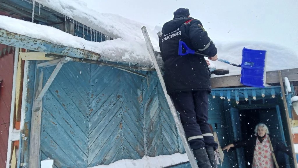 Алексей Смирнов: Специалистами муниципальных учреждений проводится обследование крыш частных домов одиноких пенсионеров, ветеранов и участников СВО Алексей Смирнов: Специалистами муниципальных учреждений проводится обследование крыш частных домов одиноких пенсионеров, ветеранов и участников СВО