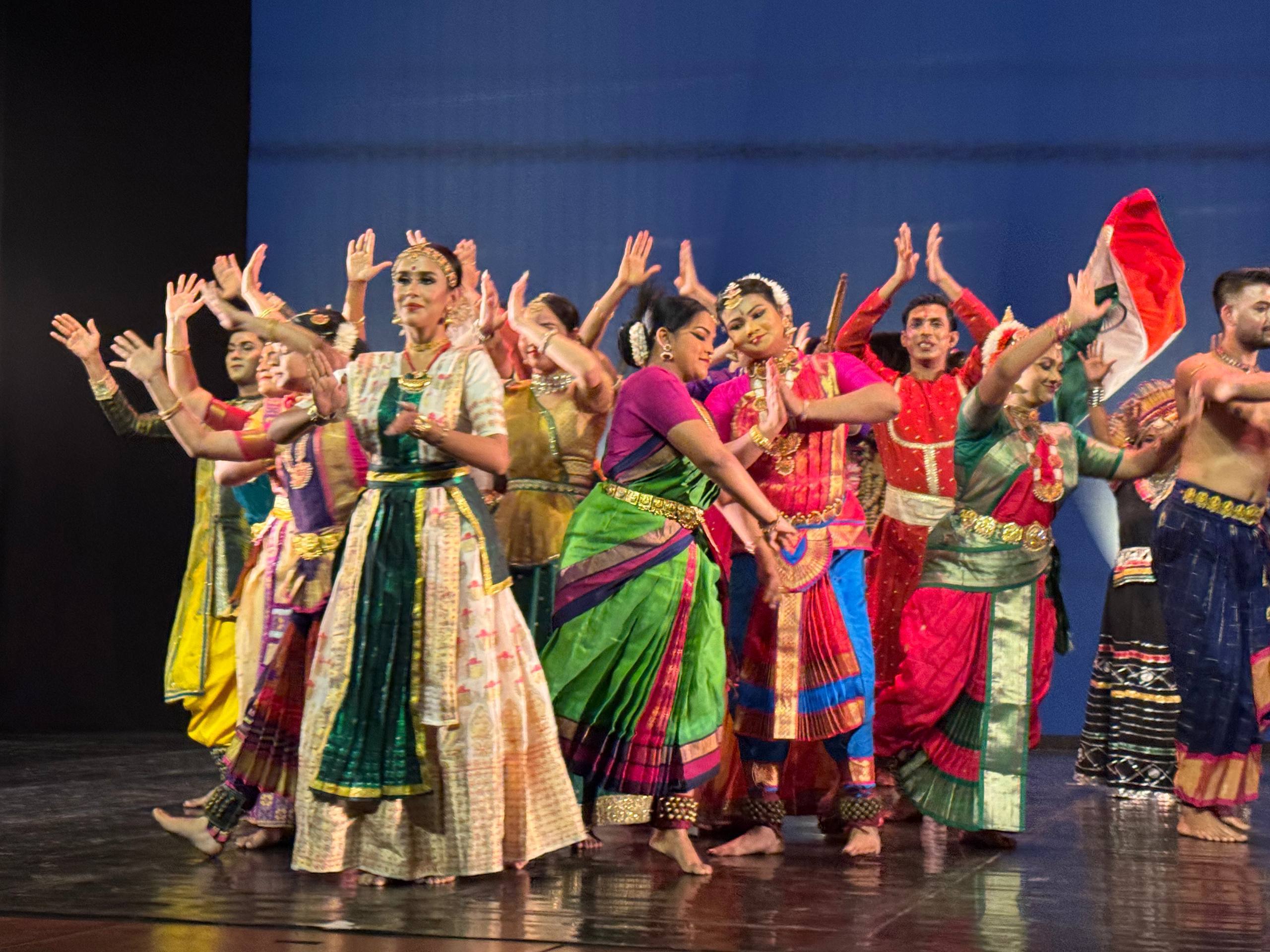 3 февраля в Нью-Дели в концертом зале «Kamani Auditorium» в рамках международного культурно-образовательного проекта России «Танцевальная увертюра мира» в странах БРИКС с аншлагом состоялся показ хореографического спектакля... 3 февраля в Нью-Дели в концертом зале «Kamani Auditorium» в рамках международного культурно-образовательного проекта России «Танцевальная увертюра мира» в странах БРИКС с аншлагом состоялся показ хореографического спектакля...