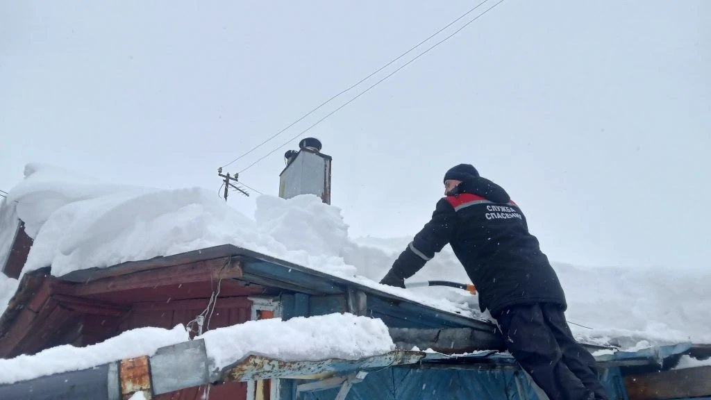 Алексей Смирнов: Специалистами муниципальных учреждений проводится обследование крыш частных домов одиноких пенсионеров, ветеранов и участников СВО Алексей Смирнов: Специалистами муниципальных учреждений проводится обследование крыш частных домов одиноких пенсионеров, ветеранов и участников СВО
