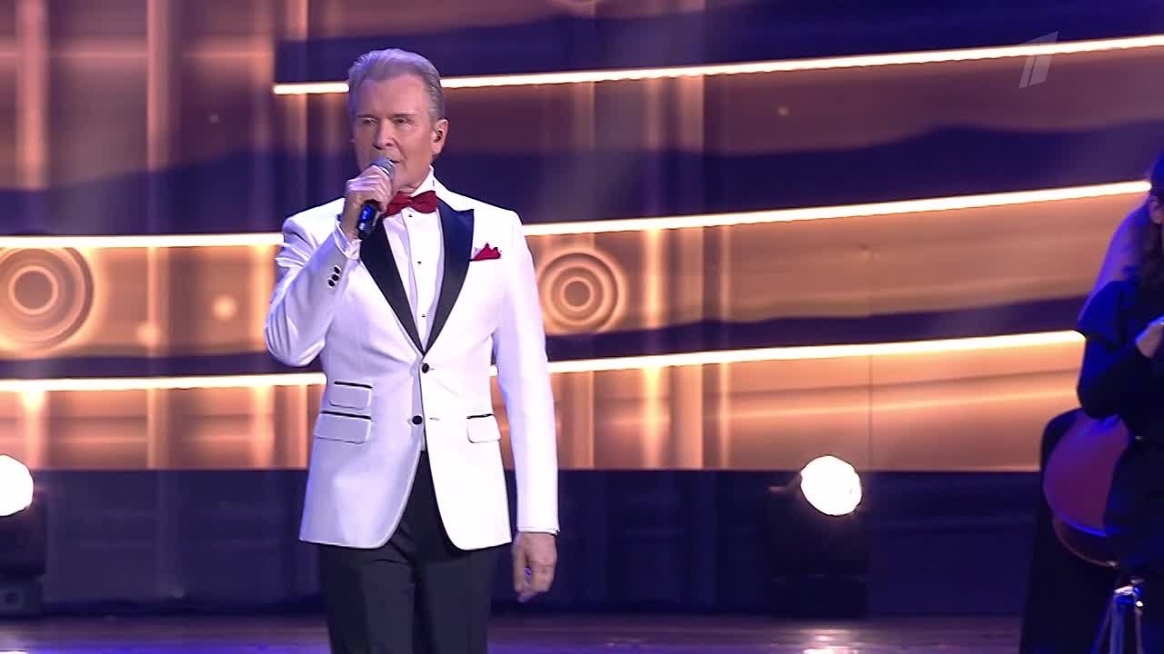 Первый канал представляет телеверсию праздничного концерта, посвященного памяти знаменитого поэта Роберта Рождественского