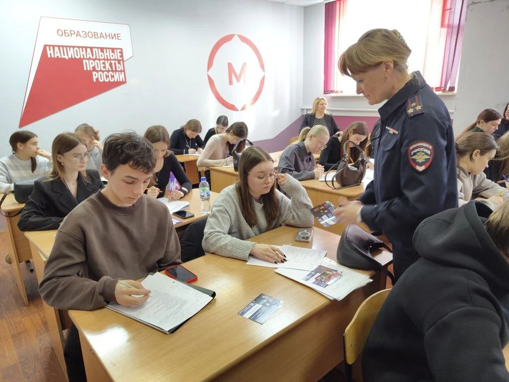 В Костромском торгово-экономическом колледже прошла встреча начальника Управления по работе с личным составом со студентами учебного заведения В Костромском торгово-экономическом колледже прошла встреча начальника Управления по работе с личным составом со студентами учебного заведения