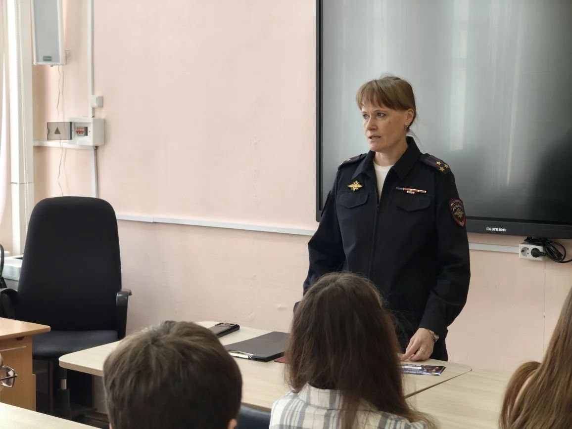 В Костромском торгово-экономическом колледже прошла встреча начальника Управления по работе с личным составом со студентами учебного заведения