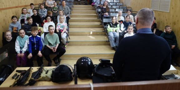 В областном центре полицейские провели открытый урок безопасности для младших школьников