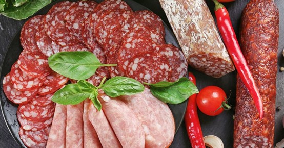 Как популярные колбасные изделия угрожают вашему здоровью