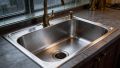 Выбор кухонной мойки: нержавейка или искусственный камень?