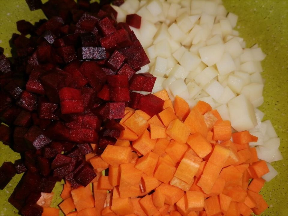 Как быстро и вкусно приготовить овощи для салата всего за 5 минут