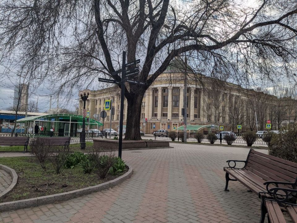 Сергей Лебедев: #Донецк, весна. Пока только тепло и ожидание чего-то хорошего, может весны? Пока в победу можно записать только то, что телеграмм жив, я с вами на связи