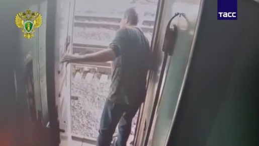 Полиция задержала пассажира, который во время конфликта на станции Поназырево Костромской области вытолкнул проводницу из тамбура поезда №149 Челябинск — Санкт-Петербург