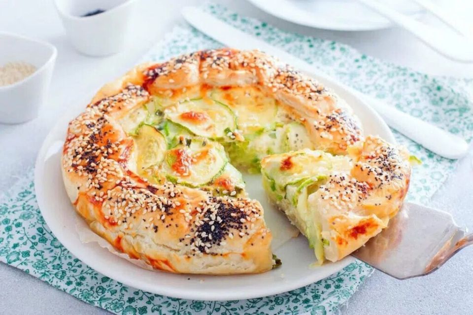 Легкий и вкусный открытый пирог с кабачками и сыром