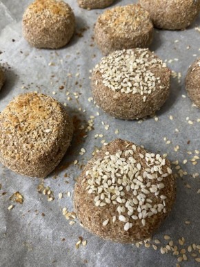 Нежные ореховые булочки с кунжутом