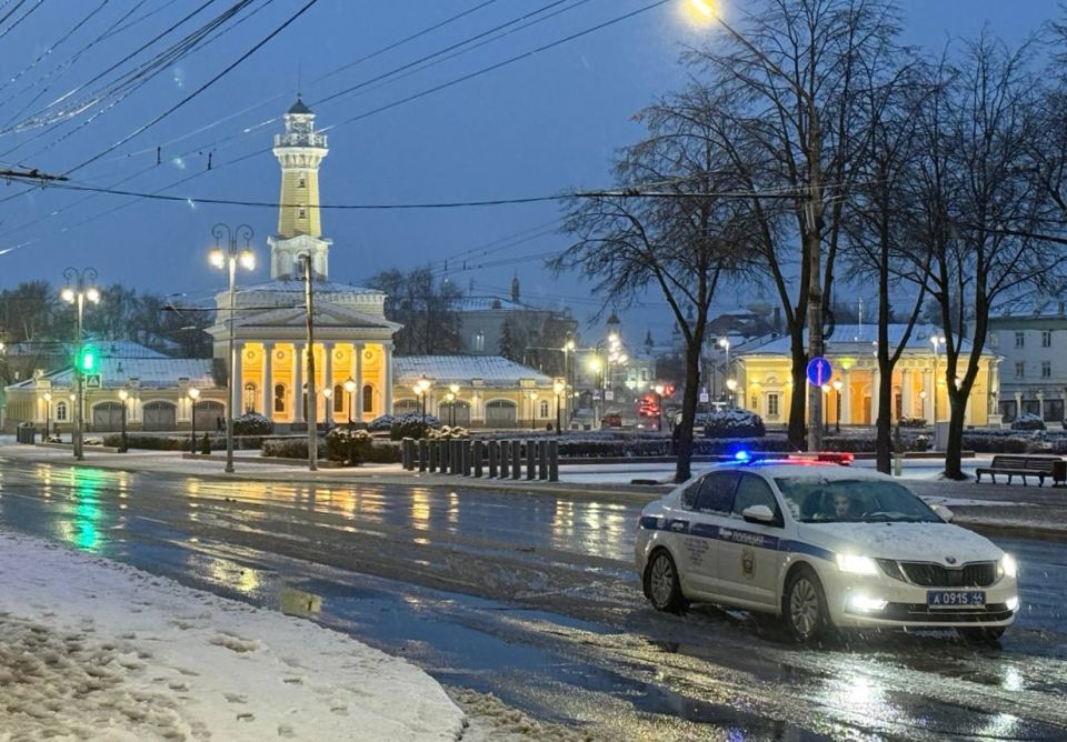 Госавтоинспекция Костромской области призывает водителей и пешеходов учитывать неблагоприятные погодные условия и строго соблюдать правила дорожного движения