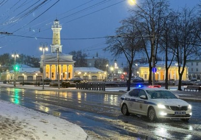 Госавтоинспекция Костромской области призывает водителей и пешеходов учитывать неблагоприятные погодные условия и строго соблюдать правила дорожного движения