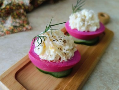 Фаршированные маринованные яйца: красота и вкус в одном блюде