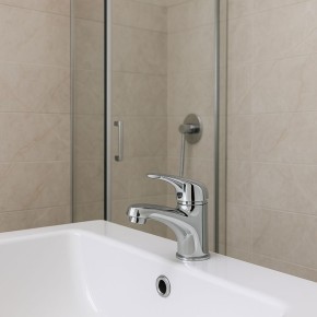 Секреты долговечности: уход за смесителями и душевыми кабинами