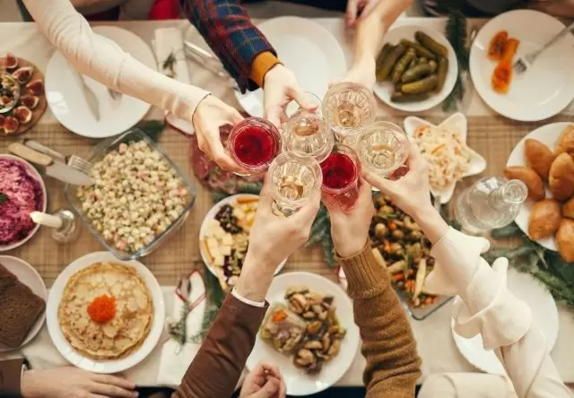 Новый год 2026: Как создать идеальный праздничный стол без тяжести и избыточного жира