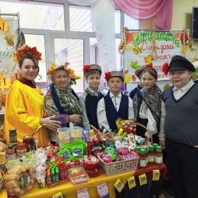 Яркая осенняя ярмарка в Рыбно-Слободской школе привлекла внимание всех жителей