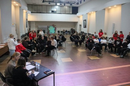 В Костроме полицейские управления по контролю за оборотом наркотиков сыграли со старшеклассниками в правовой квиз